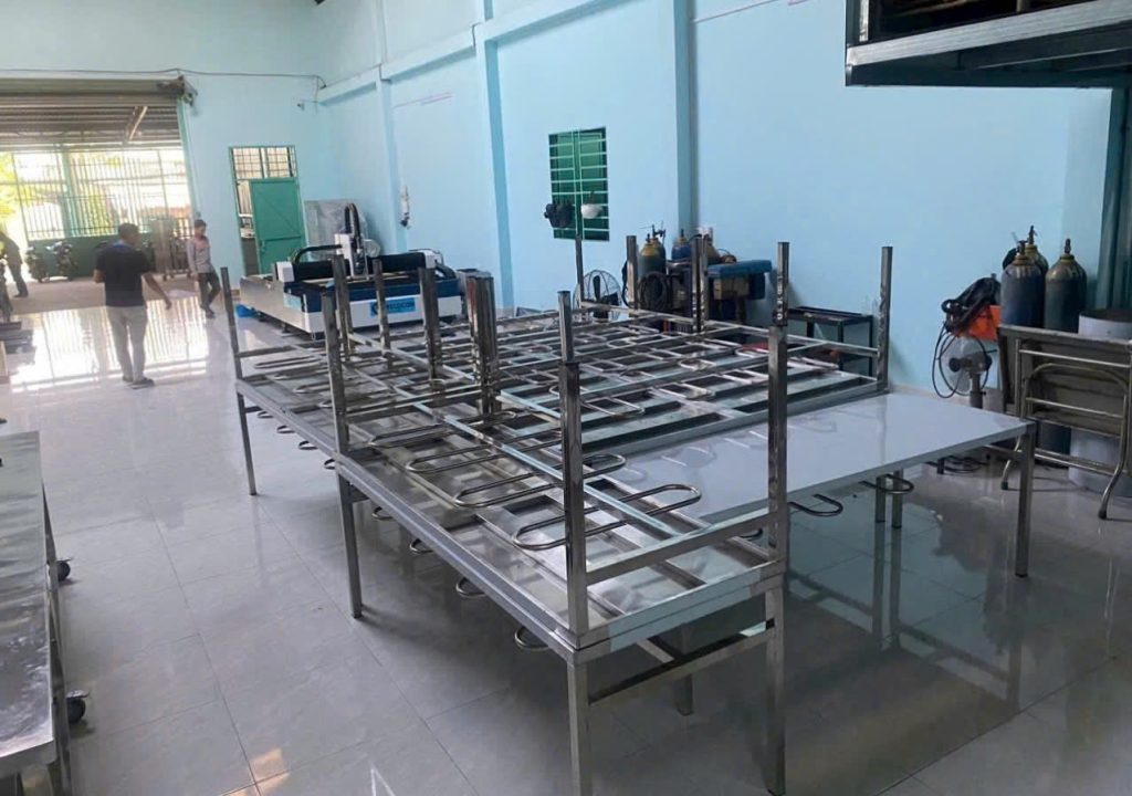Xưởng Sản Xuất Bàn Inox Quán Ăn Uy Tín Tại TP.HCM